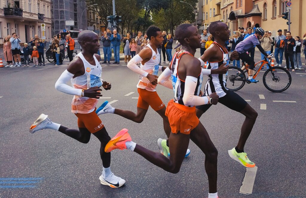 Coureurs elite emmenes par Eliud Kipchoge lors du marathon de Berlin