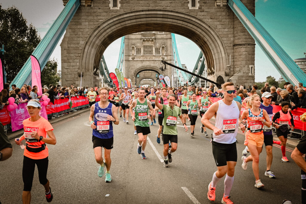 Coureurs traversant Tower Bridge lors du Marathon de Londres