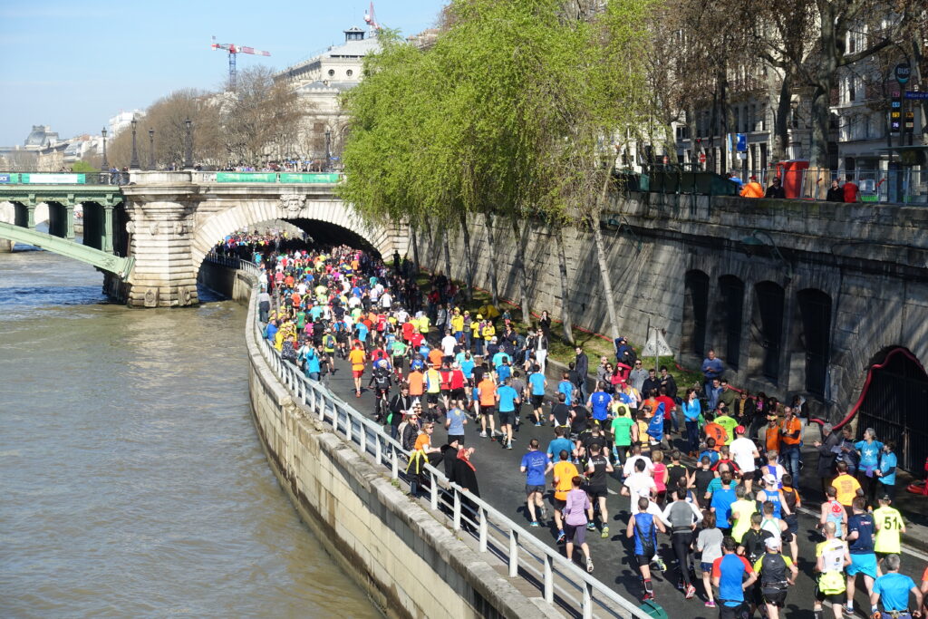 Coureurs lors du Marathon de Paris le long de la Seine