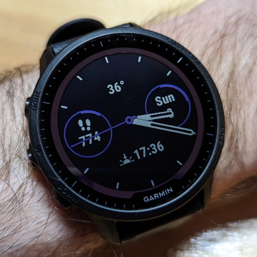 Montre connectee GPS au poignet d un coureur affichant les statistiques de la sortie