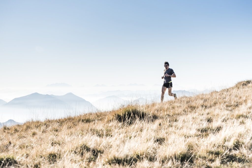 Coureur débutant arrivée marathon ligne arrivée
