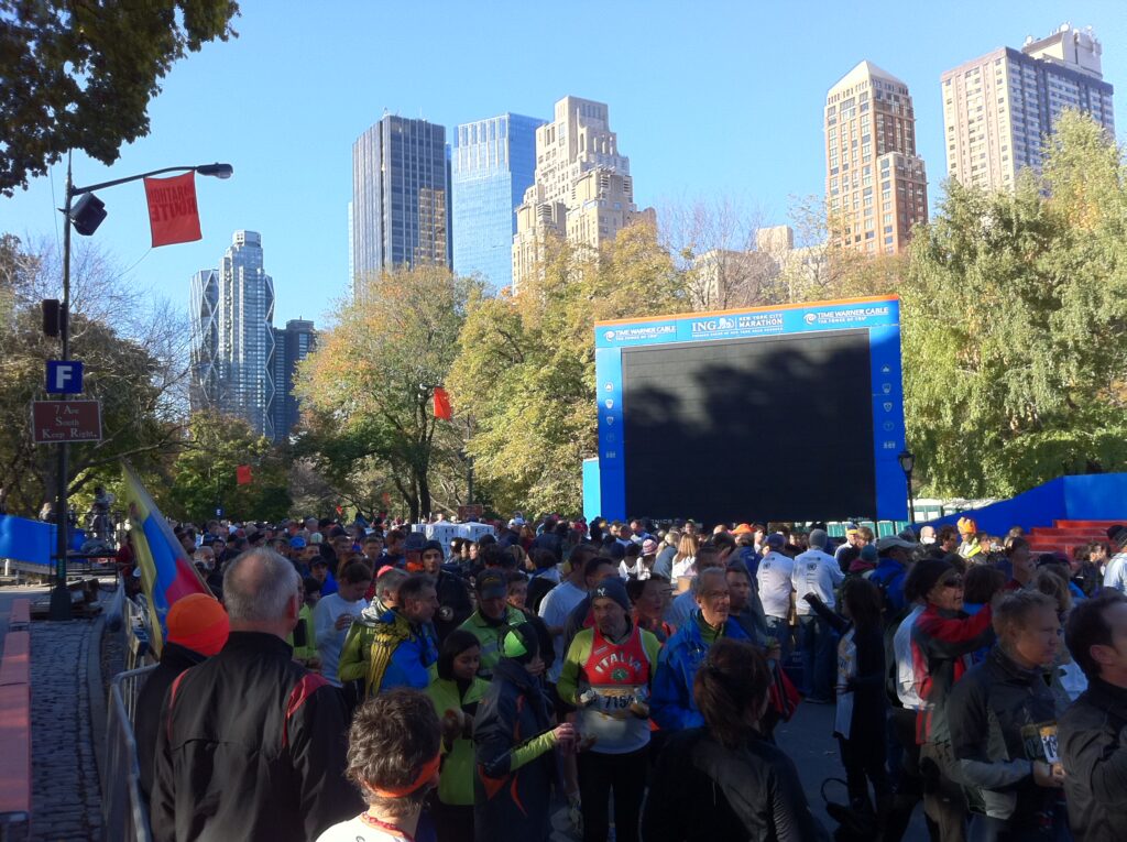Foule de coureurs pres de la ligne d arrivee du marathon de New York avec les gratte-ciel en arriere-plan