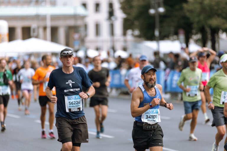 Coureurs participant a une course urbaine en France