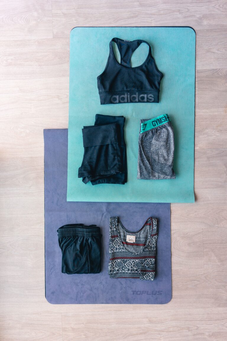 Tenue et equipement de running pose a plat