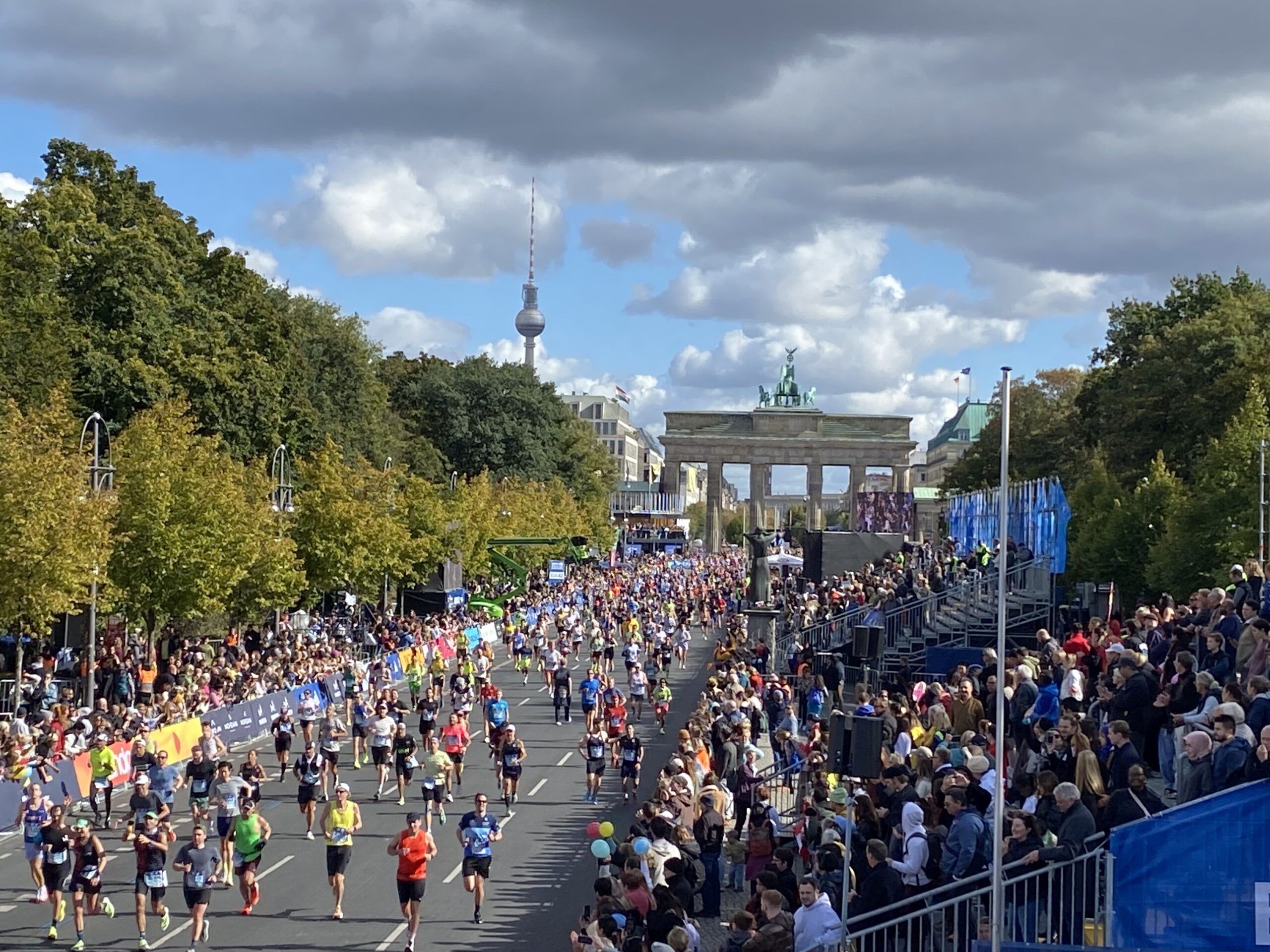 Coureurs franchissant la ligne d'arrivée sous la Porte de Brandebourg — Marathon de Berlin 2025