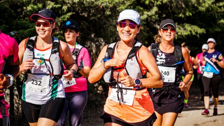 Coureur sur sentier de trail running en forêt